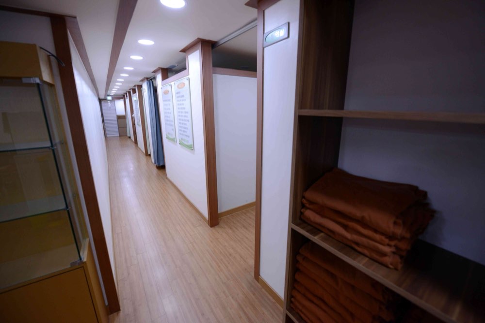 경희온가족한의원 치료실 복도와 수납장